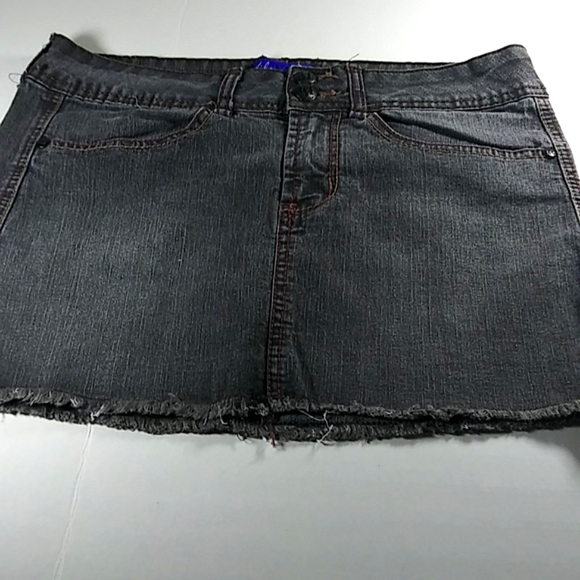 Miley Cyrus Denim Skirt. - Picture 2 of 6